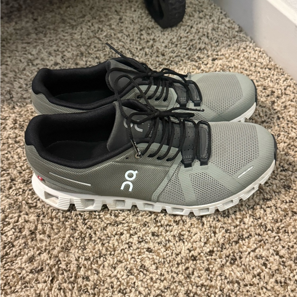 On Running Men's Athletic Shoes in Gray and White